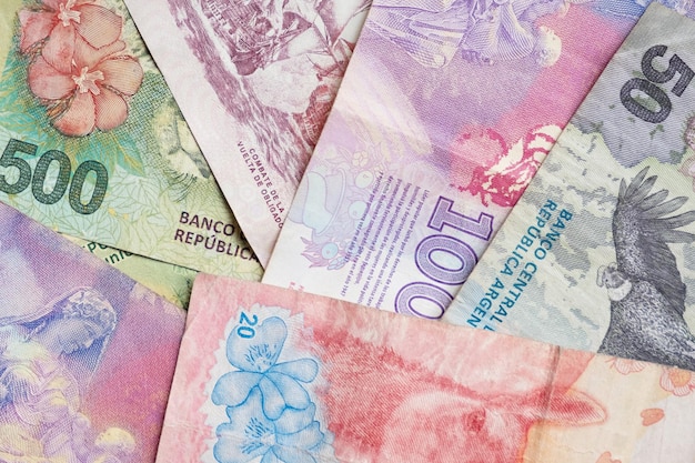 zbliżenie argentyńskich banknotów o różnych nominałach