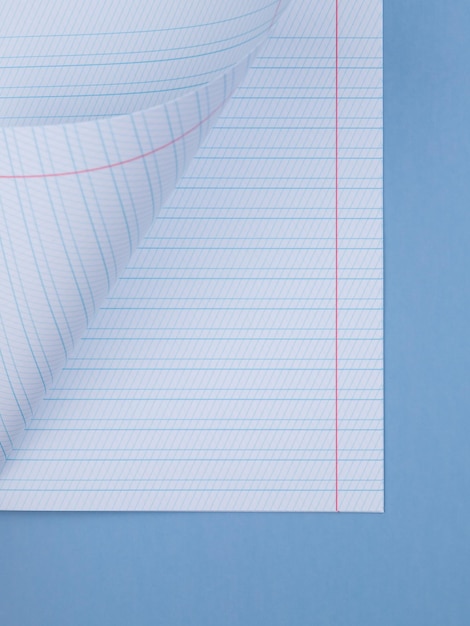 Zdjęcie zbliżenie arkusza notatnika na ukośnej linijce
