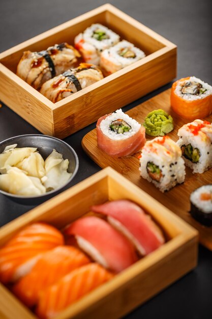 Zbliżenie asortymentu sushi