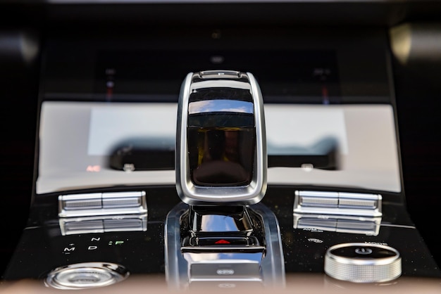 Zdjęcie zbliżenie automatycznej skrzyni biegów gearstick nowoczesnego samochodu premium bez ludzi wnętrze samochodu premium