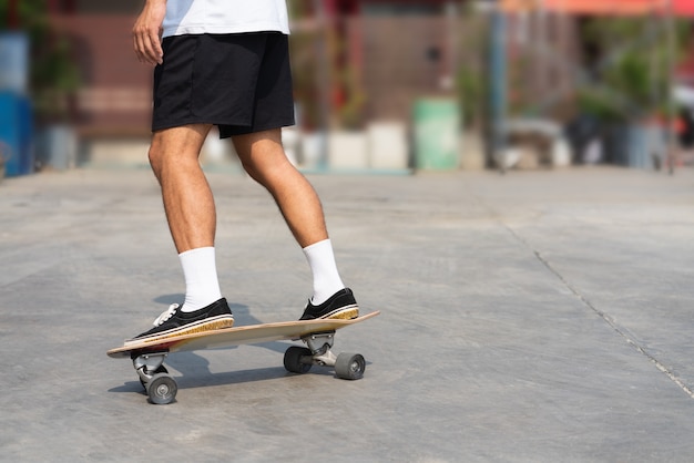 Zbliżenie Azjatycka noga mężczyzna grający na surfskate w plenerze