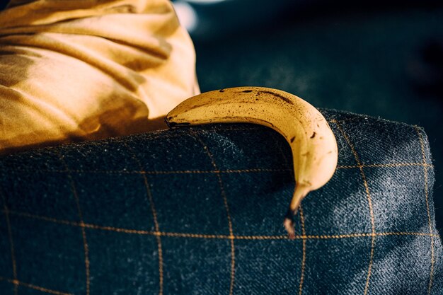 Zdjęcie zbliżenie banana na tkaninie
