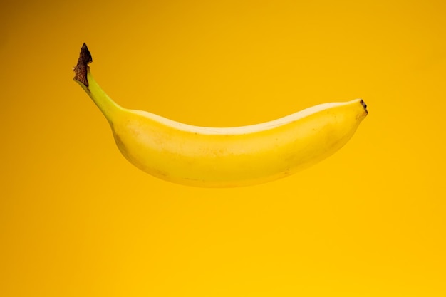 Zbliżenie banana na żółtym tle