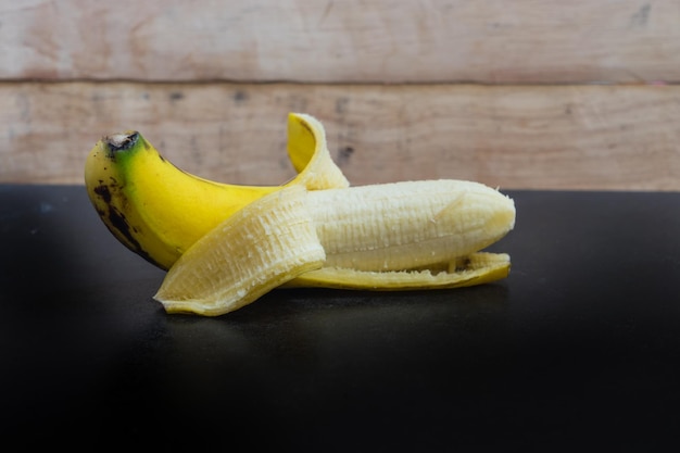 Zdjęcie zbliżenie bananów na stole