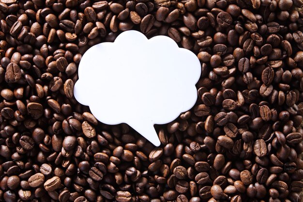 Zdjęcie zbliżenie bańki mowy na prażonych ziarnach kawy