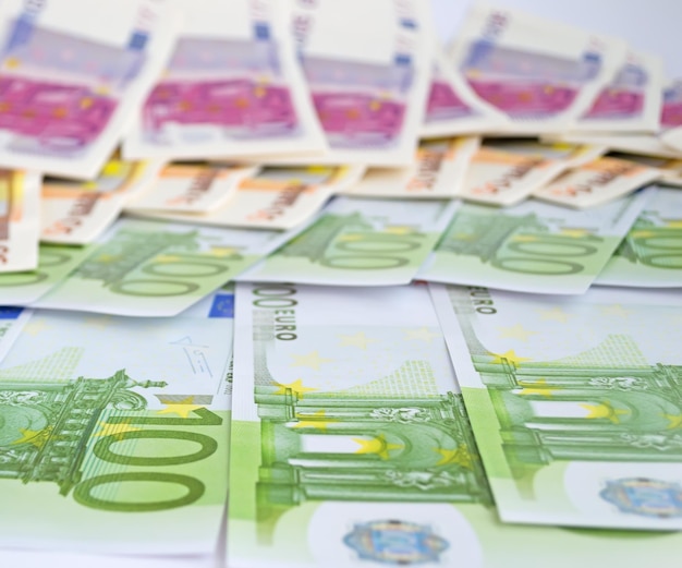 Zdjęcie zbliżenie banknotów euro na białym tle