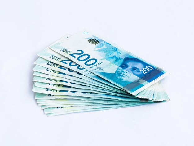 Zbliżenie banknotów o wartości 200 izraelskich szekelów na białym tle