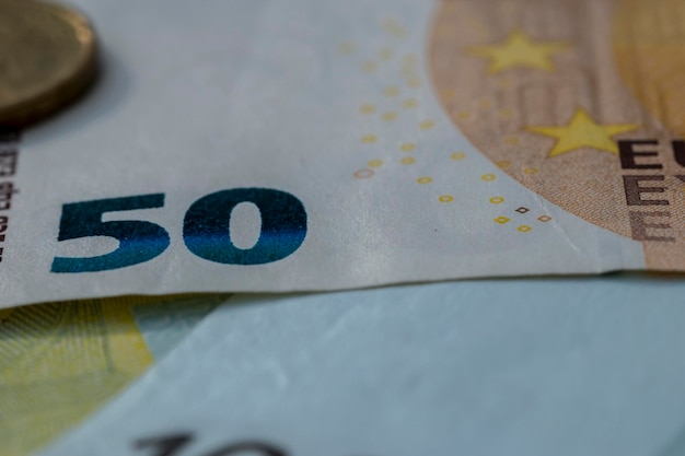 Zbliżenie banknotu o wartości pięćdziesięciu euro