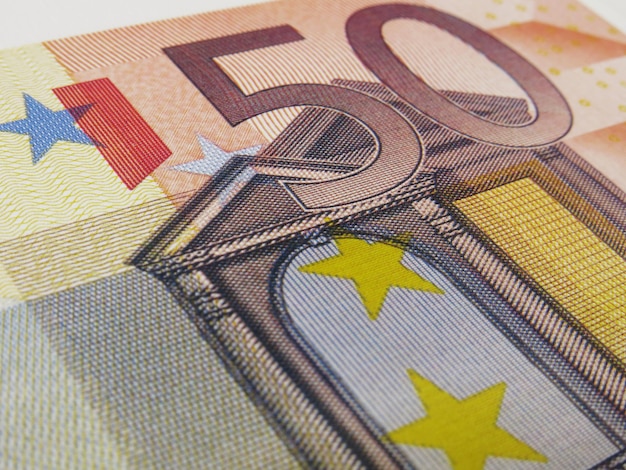 Zdjęcie zbliżenie banknotu pięćdziesięciu euro