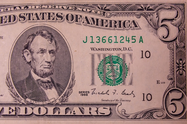 Zdjęcie zbliżenie banknotu pięciu dolarów amerykańskich