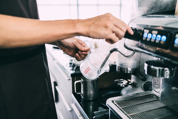 Zbliżenie Barista Ręce Na Parze Na Zlewce Do Kawy Z Ekspresem Do Kawy.