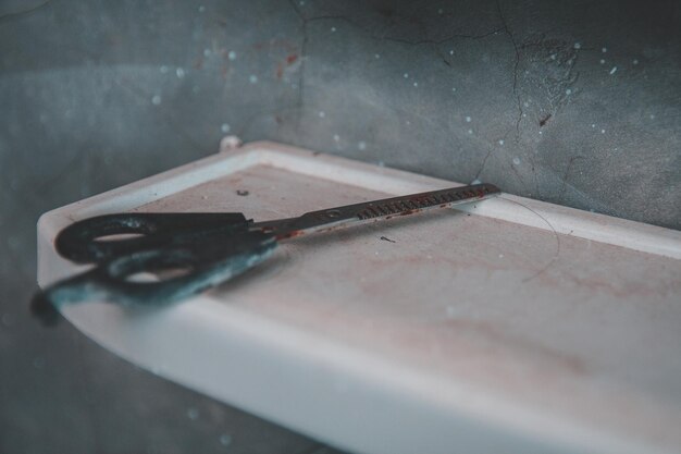 Zdjęcie zbliżenie barwionych nożyczek na półce