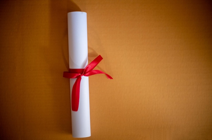 Zdjęcie zbliżenie białego papieru przywiązanego do ściany