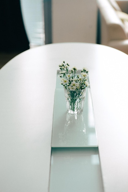 Zdjęcie zbliżenie białej talerza na stole