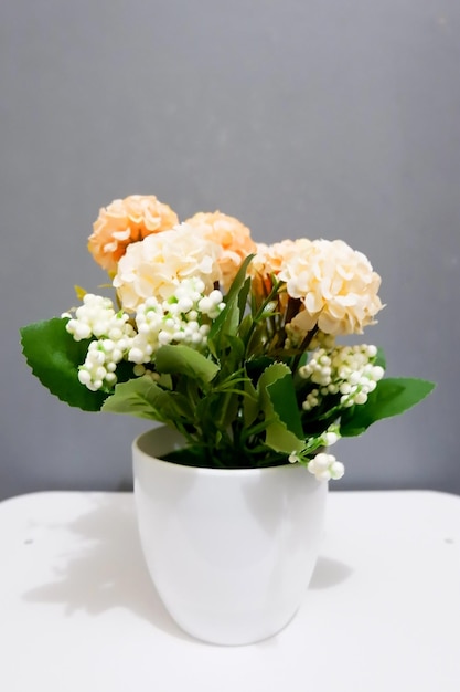 Zdjęcie zbliżenie białych kwiatów róży w wazonie