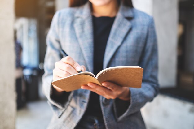 Zbliżenie Bizneswomanu Mienie I Writing Na Notatniku