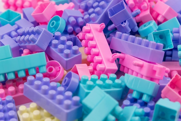 Zbliżenie bloków zabawek w pastelowych kolorach