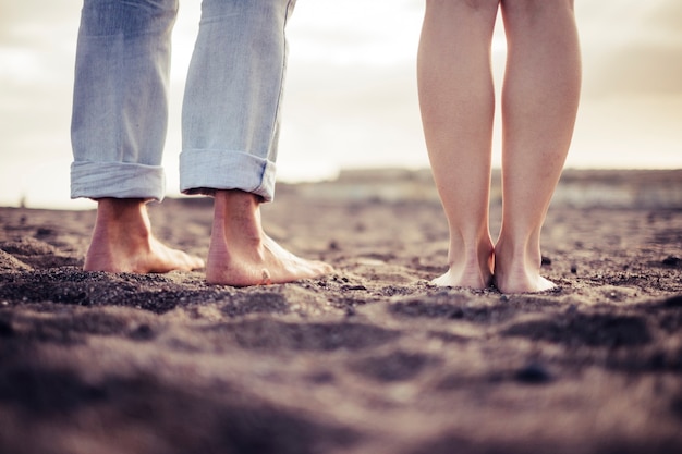 Zbliżenie Boso Dwa Para Portret Kaukaski Stopy Na Plaży. Oglądane Od Tyłu, Miłość I Intymna Koncepcja Dla Młodych Ludzi Razem.