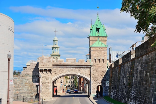 Zbliżenie bramy Porte Dauphine w Quebec City