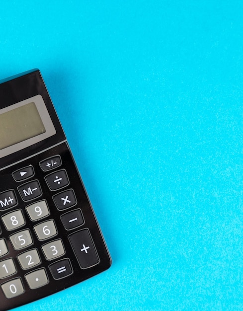 Zbliżenie budki telefonicznej na niebieską ścianę
