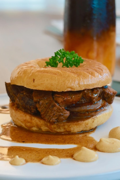 Zdjęcie zbliżenie burger wołowy wagyu z sosem sosowym