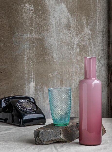 Zdjęcie zbliżenie butelek na stole przy ścianie