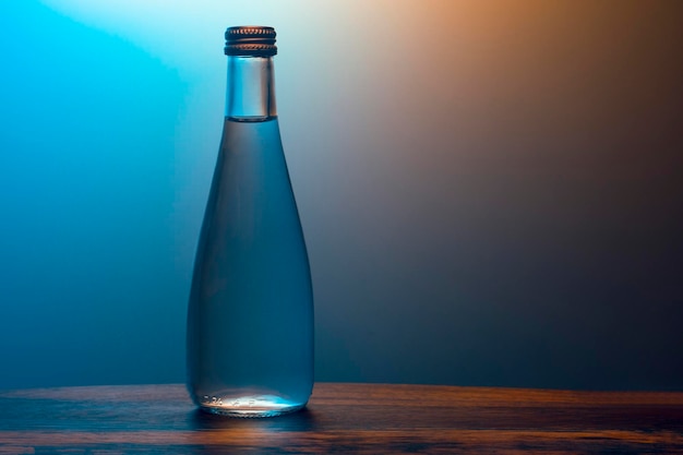 Zdjęcie zbliżenie butelki z wodą na stole