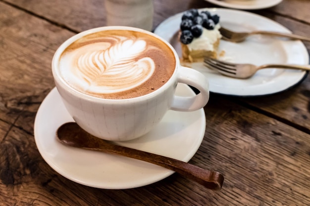 Zbliżenie cappuccino na stole
