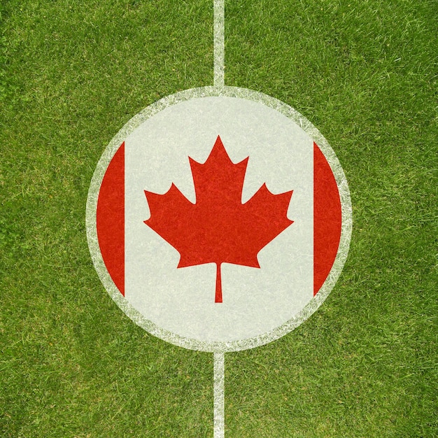 Zbliżenie centrum boiska do piłki nożnej z flagą Kanady w kole