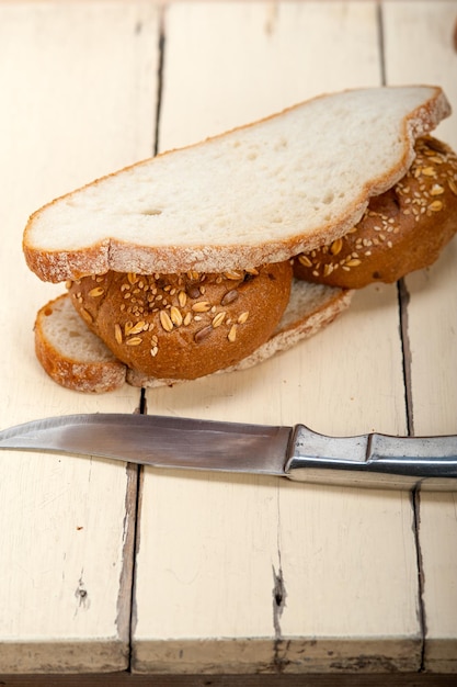 Zdjęcie zbliżenie chleba i noża na stole