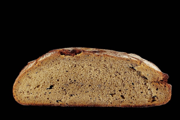 Zdjęcie zbliżenie chleba na czarnym tle