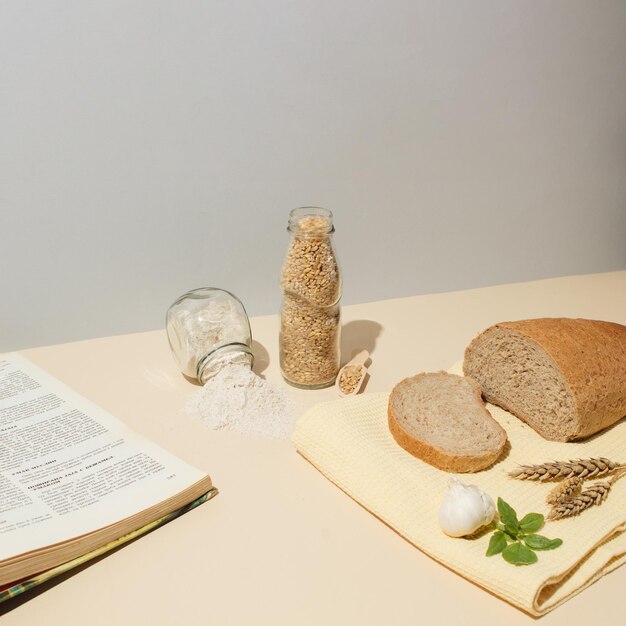 Zbliżenie chleba pszennego i mąki pełnoziarnistej na stole Koncepcja zdrowego życia