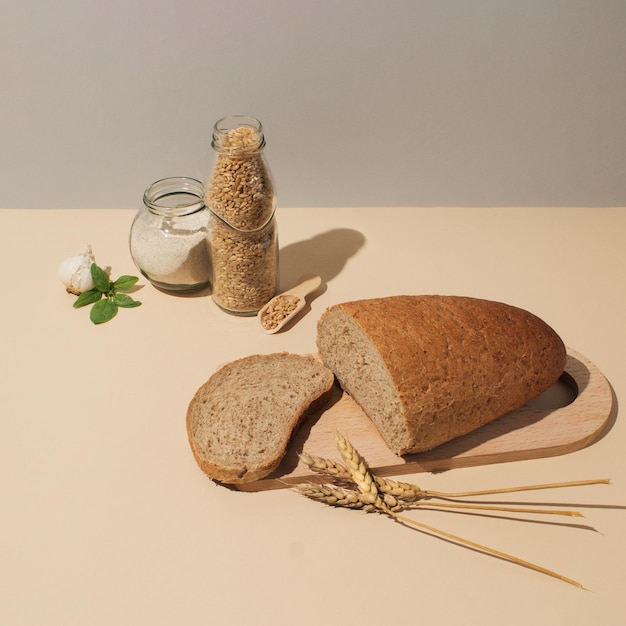 Zbliżenie chleba pszennego i mąki pełnoziarnistej na stole Koncepcja zdrowej żywności