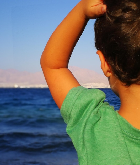 Zdjęcie zbliżenie chłopca na tle morza
