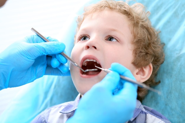 Zbliżenie Chłopca O Zęby Zbadane Przez Dentystę.