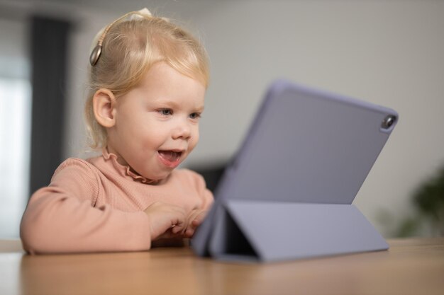 Zdjęcie zbliżenie chłopca używającego laptopa w domu