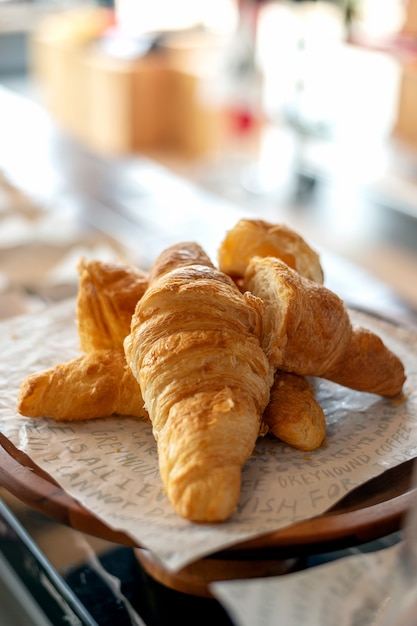 Zbliżenie croissant w piekarnia sklepie