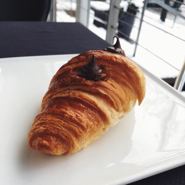 Zbliżenie croissanta na talerzu