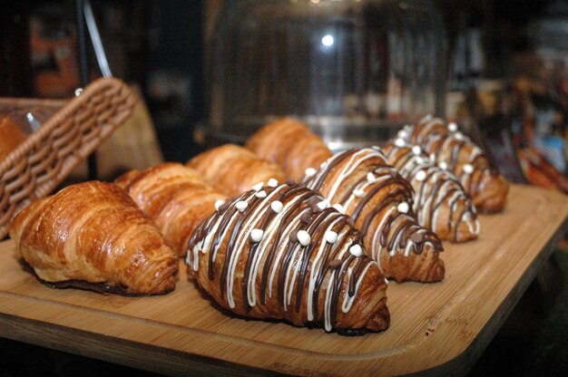 Zdjęcie zbliżenie croissantów na stole