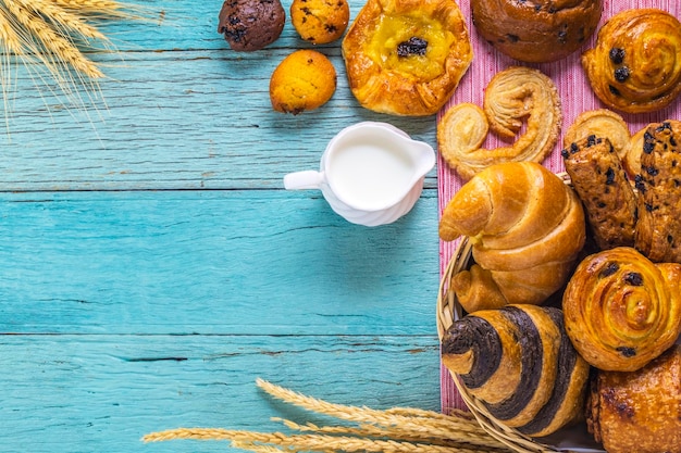Zbliżenie croissantów z dzbanem na stole