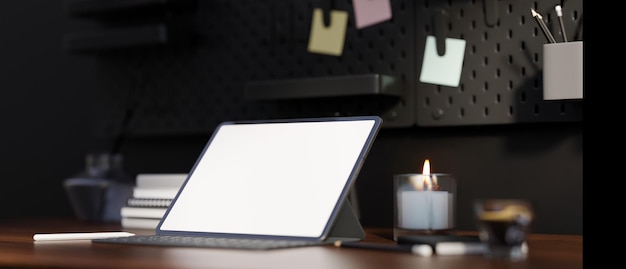 Zbliżenie Cyfrowy tablet biały ekran makieta na nowoczesnym stole roboczym z ciemnego drewna
