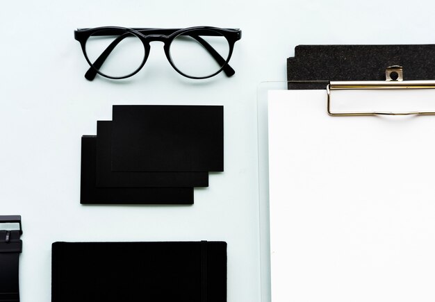 Zbliżenie czarne papierowe karty z eyeglasses na stole