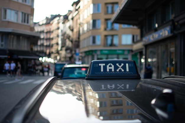 Zbliżenie czarnego znaku taksówki w późny letni dzień