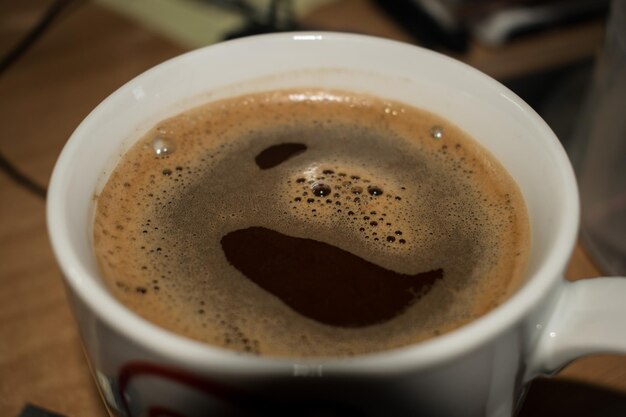 Zdjęcie zbliżenie czarnej kawy w filiżance