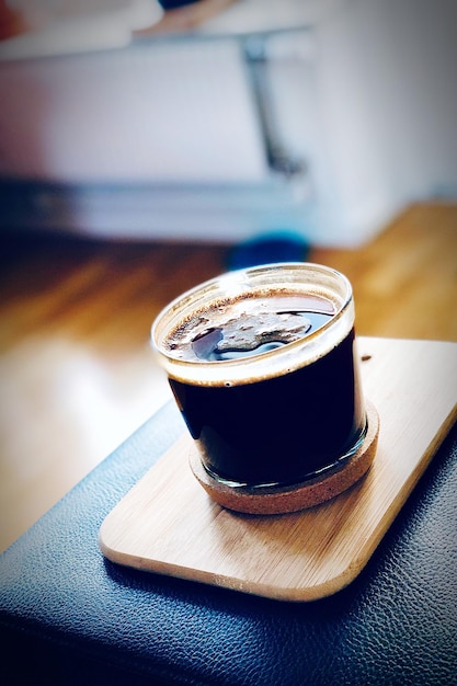 Zdjęcie zbliżenie czarnej kawy w kubku na stole