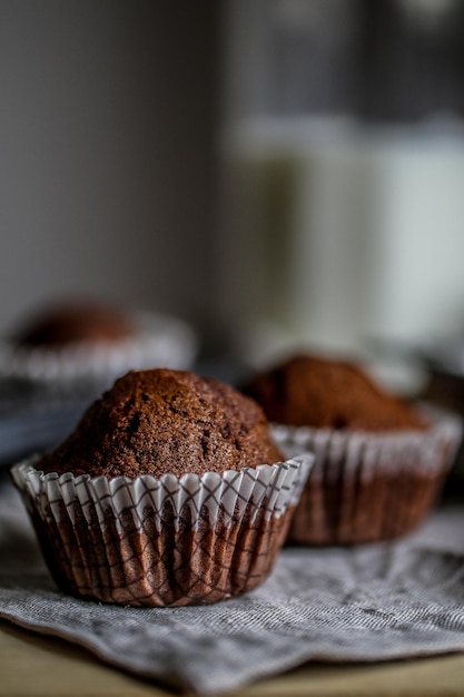 Zbliżenie czekoladowych muffinów na stole