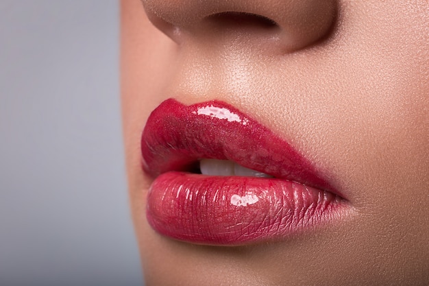 Zdjęcie zbliżenie czerwone usta kobiety
