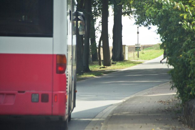 Zdjęcie zbliżenie czerwonego autobusu na drodze
