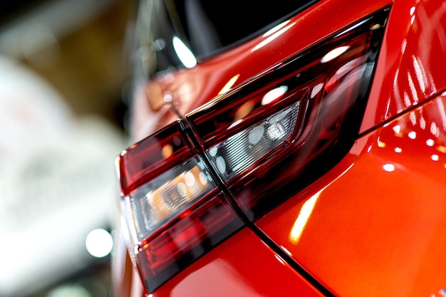 Zdjęcie zbliżenie czerwonego tylnego światła led na nowoczesnym detalu samochodowym na tylnym świetle samochodu