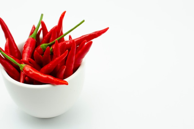 Zdjęcie zbliżenie czerwonej papryki chili na białym tle